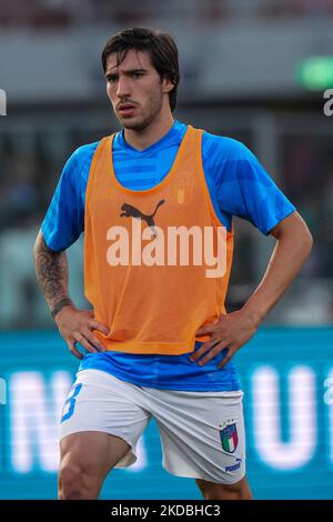 Sandro Tonali aus Italien schaut während des Aufwärmplats vor dem Spiel der UEFA Nations League zwischen Italien und Deutschland im Stadio Renato Dall'Ara, Bologna, Italien, am 4. Juni 2022 an. (Foto von Giuseppe Maffia/NurPhoto) Stockfoto