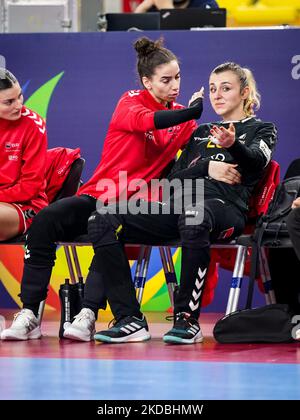 SKOPJE, NORDMAKEDONIEN - 5. NOVEMBER: Diana Ciuca aus Rumänien und Yuliya Dumanska aus Rumänien während der Vorrunde - EHF EURO 2022 Spiel zwischen den Niederlanden und Rumänien im Sportzentrum Boris Trajkovski am 5. November 2022 in Skopje, Nordmakedonien (Foto: Henk Seppen/Orange Picches) Stockfoto