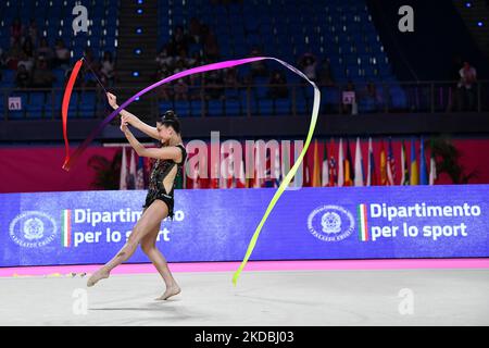 Milena Baldassarri (ITA) während der Gymnastik Rhythmic Gymnastics FIG World Cup 2022 am 03. Juni 2022 in der Vitrifrigo Arena in Pesaro, Italien (Foto: Gianluca Ricci/LiveMedia/NurPhoto) Stockfoto