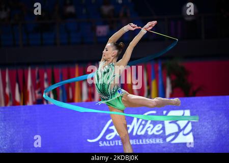 Ekaterina Vedeneeva (SLO) während der Gymnastik Rhythmischen Gymnastik FIG World Cup 2022 am 03. Juni 2022 in der Vitrifrigo Arena in Pesaro, Italien (Foto: Gianluca Ricci/LiveMedia/NurPhoto) Stockfoto