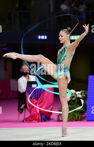 Ekaterina Vedeneeva (SLO) während der Gymnastik Rhythmischen Gymnastik FIG World Cup 2022 am 03. Juni 2022 in der Vitrifrigo Arena in Pesaro, Italien (Foto: Gianluca Ricci/LiveMedia/NurPhoto) Stockfoto