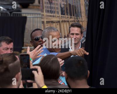 Pittsburgh, Pennsylvania, USA. 5.. November 2022. Präsident Barack Obama streckt sich nach einer Kundgebung zur Unterstützung des US-Senatskandidaten John Fetterman aus, um einem seiner Unterstützer die Hände zu schütteln. (Bild: © Sue Dorfman/ZUMA Press Wire) Stockfoto