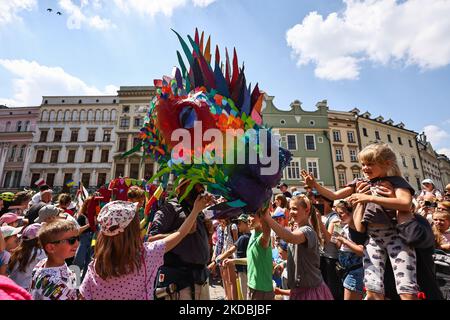 21. große Drachenparade marschiert am 5.. Juni 2022 auf dem Hauptplatz in Krakau, Polen. Die jährliche Parade der Großen Drachen umfasst mehr als tausend Teilnehmer, meist Kinder, die an der farbenfrohen Veranstaltung mit verschiedenen selbstvorbereiteten Drachenwesen teilnehmen. (Foto von Beata Zawrzel/NurPhoto) Stockfoto