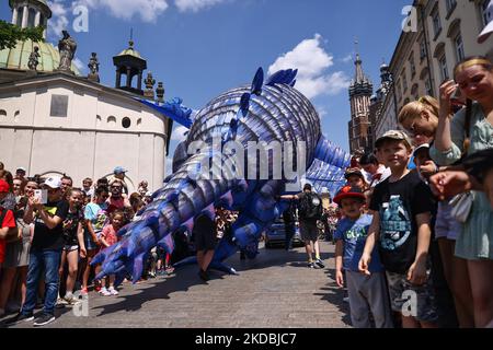 21. große Drachenparade marschiert am 5.. Juni 2022 auf dem Hauptplatz in Krakau, Polen. Die jährliche Parade der Großen Drachen umfasst mehr als tausend Teilnehmer, meist Kinder, die an der farbenfrohen Veranstaltung mit verschiedenen selbstvorbereiteten Drachenwesen teilnehmen. (Foto von Beata Zawrzel/NurPhoto) Stockfoto