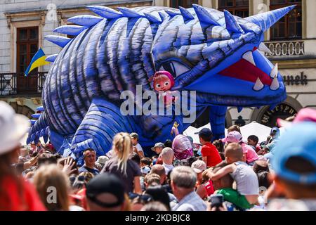 21. große Drachenparade marschiert am 5.. Juni 2022 auf dem Hauptplatz in Krakau, Polen. Die jährliche Parade der Großen Drachen umfasst mehr als tausend Teilnehmer, meist Kinder, die an der farbenfrohen Veranstaltung mit verschiedenen selbstvorbereiteten Drachenwesen teilnehmen. (Foto von Beata Zawrzel/NurPhoto) Stockfoto