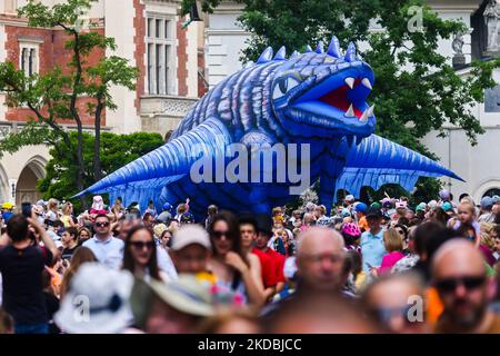 21. große Drachenparade marschiert am 5.. Juni 2022 auf dem Hauptplatz in Krakau, Polen. Die jährliche Parade der Großen Drachen umfasst mehr als tausend Teilnehmer, meist Kinder, die an der farbenfrohen Veranstaltung mit verschiedenen selbstvorbereiteten Drachenwesen teilnehmen. (Foto von Beata Zawrzel/NurPhoto) Stockfoto