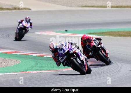 Jorge Martin aus Spanien fuhr am 5. Juni 2022 auf dem Moto GP von Katalonien in Barcelona mit seinem Prima Pramac Racing Bike vor Aleix Espargar. (Foto von Joan Cros/NurPhoto) Stockfoto