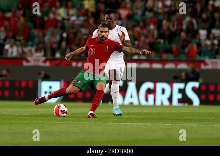 Ruben Neves aus Portugal (L) spielt mit Breel Embolo aus der Schweiz während der UEFA Nations League, Liga Ein Spiel der Gruppe 2 zwischen Portugal und der Schweiz im Jose Alvalade Stadion in Lissabon, Portugal, am 5. Juni 2022. (Foto von Pedro FiÃºza/NurPhoto) Stockfoto