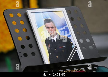 Ein Porträt des verstorbenen ukrainischen Soldaten Sergiy Derduga ist während seiner Beerdigungszeremonie während der russischen Invasion in der Ukraine in Odesa am 6. Juni 2022 zu sehen. Oberstleutnant, Kommandant des Marinebataillons 18. der ukrainischen Armee Sergij Derduga starb im Kampf mit russischen Truppen im Gebiet Mykolaiv in der Ukraine. (Foto von STR/NurPhoto) Stockfoto