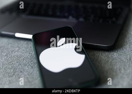 Das Apple-Logo, das auf einem Telefonbildschirm und einem Laptop angezeigt wird, ist auf diesem Bild zu sehen, das am 6. Juni 2022 in Krakau, Polen, aufgenommen wurde. Die diesjährige Apple Worldwide Developers Conference beginnt heute. (Foto von Jakub Porzycki/NurPhoto) Stockfoto
