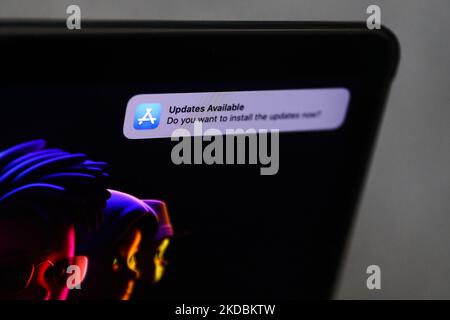 Auf dem Bildschirm des MacBook wird die Benachrichtigung über verfügbare Updates auf diesem Bild angezeigt, das am 6. Juni 2022 in Krakau, Polen, aufgenommen wurde. Die diesjährige Apple Worldwide Developers Conference beginnt heute. (Foto von Jakub Porzycki/NurPhoto) Stockfoto