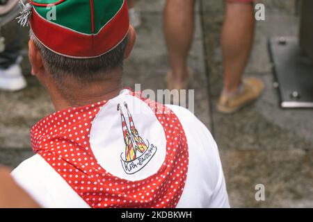 200 junge Castellers von Castellers de la Vila de Gracia aus Barcelona und Castellers de Berlin klettern am 6. Juni vor dem Dom Catheral in Köln auf einen menschlichen Turm, 2022 aus Anlass des 700.-jährigen Jubiläums der Chorweihe des Kölner Doms und des 3x25-jährigen Bestehens des Vereins Köln und Barcelona. (Foto von Ying Tang/NurPhoto) Stockfoto