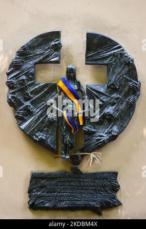 Die Schärpen in den Farben der ukrainischen Flagge sind auf dem Denkmal zur Erinnerung an die Opfer der Großen Hungersnot (Holodomor) aus dem Jahr 1932-1933 in der Ukraine zu sehen. Krakau, Polen, am 6. Juni 2022. Es wird geschätzt, dass 3,5 bis 7 Millionen Ukrainer bei dem durch Hunger verursachten Tod getötet wurden, einer von der sowjetischen Regierung von Joseph Stalin verursachten Hungersnot. (Foto von Beata Zawrzel/NurPhoto) Stockfoto