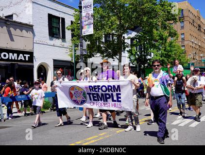 Nach einer zweijährigen Abwesenheit aufgrund der Pandemie wandte sich die Queens Pride Parade am Sonntag, dem 5. Juni 2022, nach Jackson Heights in Queens und Tausende von fröhlichen Menschenmengen und gewählten Beamten nahmen am 30.. Jahrestag der Parade Teil. (Foto von Selcuk Acar/NurPhoto) Stockfoto