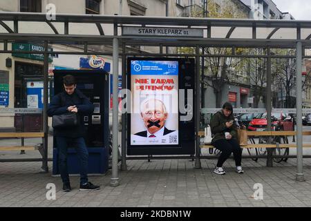 Ein Poster mit der Aufschrift „Don't Feed Putin. „Don't buy Energy from Despots“ ist am 26. April 2022 in einer Straßenbahnhaltestelle in Krakau, Polen, zu sehen. Die Kampagne „Don't Feed Putin“ wurde von Gazeta.pl und Ukrayina.pl Teams als eine Form der Unterstützung für die Ukraine organisiert und gab Hinweise darauf, wie man Ökologie nutzen kann, um Russlands Gewinne aus dem Ölhandel zu reduzieren. (Foto von Beata Zawrzel/NurPhoto) Stockfoto