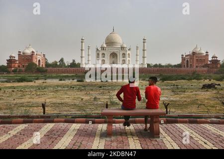 Taj Mahal von Mehtab Bagh in Agra, Uttar Pradesh, Indien, am 04. Mai 2022. Mehtab Bagh (Moonlight Garden) ist ein Charbagh-Komplex nördlich des Taj Mahal Komplexes und ist perfekt mit dem Taj Mahal am gegenüberliegenden Ufer des Yamuna River ausgerichtet. (Foto von Creative Touch Imaging Ltd./NurPhoto) Stockfoto
