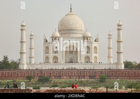 Taj Mahal von Mehtab Bagh in Agra, Uttar Pradesh, Indien, am 04. Mai 2022. Mehtab Bagh (Moonlight Garden) ist ein Charbagh-Komplex nördlich des Taj Mahal Komplexes und ist perfekt mit dem Taj Mahal am gegenüberliegenden Ufer des Yamuna River ausgerichtet. (Foto von Creative Touch Imaging Ltd./NurPhoto) Stockfoto