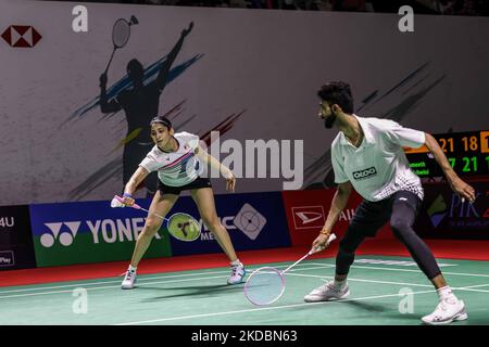 Reddy B. Sumeeth und Ashwini Ponnappa aus Indien treten am ersten Tag des Daihatsu Indonesia Masters in Istora Senayan am 7. Juni 2022 in Jakarta, Indonesien, im Qualifikationsspiel des Mixed Doubles gegen Saori Ozaki und Yujiro Nishikawa aus Japan an. (Foto von Garry Lotulung/NurPhoto) Stockfoto