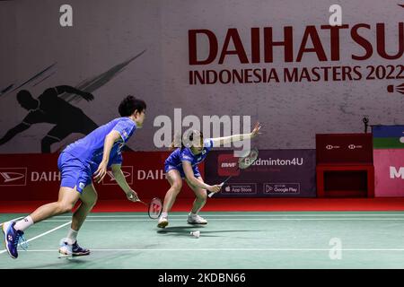 Saori Ozaki und Yujiro Nishikawa aus Japan treten am ersten Tag des Daihatsu Indonesia Masters in Istora Senayan am 7. Juni 2022 in Jakarta, Indonesien, im Qualifikationsspiel des Mixed Doubles gegen Reddy B. Sumeeth und Ashwini Ponnappa aus Indien an. (Foto von Garry Lotulung/NurPhoto) Stockfoto