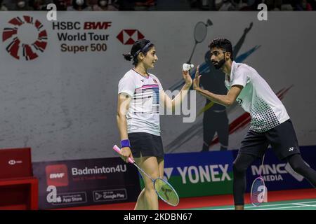 Reddy B. Sumeeth und Ashwini Ponnappa aus Indien treten am ersten Tag des Daihatsu Indonesia Masters in Istora Senayan am 7. Juni 2022 in Jakarta, Indonesien, im Qualifikationsspiel des Mixed Doubles gegen Saori Ozaki und Yujiro Nishikawa aus Japan an. (Foto von Garry Lotulung/NurPhoto) Stockfoto