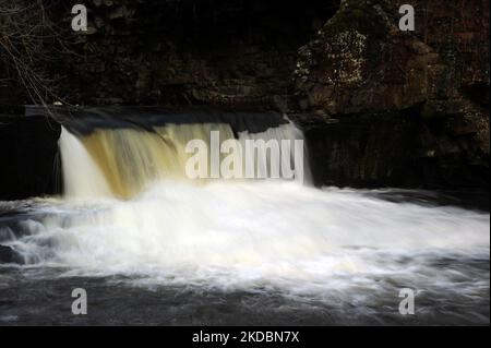 Letzter Wasserfall auf der Afon Mellte. Direkt oberhalb der alten Schießpulver-Werke bei Pontneddfechan. Stockfoto