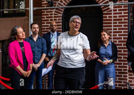 Cathy Marino-Thomas spricht während der L.G.B.T.Q.-Gruppenproteste am 7. Juni 2022 im Stonewall Inn über die ernannten Bürgermeister Eric Adams, die homophobe Ansichten vertreten (Foto: John Nacion/NurPhoto) Stockfoto