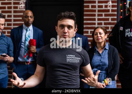 Nick Tamborra spricht während der Proteste der L.G.B.T.Q.-Gruppen am 7. Juni 2022 im Stonewall Inn über die ernannten Bürgermeister Eric Adams aus NYC, der homophobe Ansichten hat (Foto: John Nacion/NurPhoto) Stockfoto