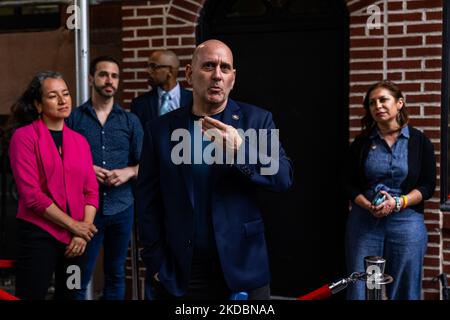 L.G.B.T.Q.-Gruppen protestieren am 7. Juni 2022 im Stonewall Inn gegen die ernannten Bürgermeister Eric Adams, der homophobe Ansichten hat (Foto: John Nacion/NurPhoto) Stockfoto