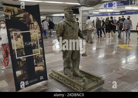 José Miguel Moctezuma, der als Don Ferro Ferrocarrilero bezeichnet wird, während einer Aufführung als lebende Statue in der Metrostation Zócalo in Mexiko-Stadt, die den Menschen, die die Eisenbahnschienen in Mexiko erstellt und gebaut haben, eine Hommage darstellt. (Foto von Gerardo Vieyra/NurPhoto) Stockfoto