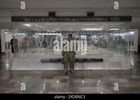 José Miguel Moctezuma, der als Don Ferro Ferrocarrilero bezeichnet wird, während einer Aufführung als lebende Statue in der Metrostation Zócalo in Mexiko-Stadt, die den Menschen, die die Eisenbahnschienen in Mexiko erstellt und gebaut haben, eine Hommage darstellt. (Foto von Gerardo Vieyra/NurPhoto) Stockfoto