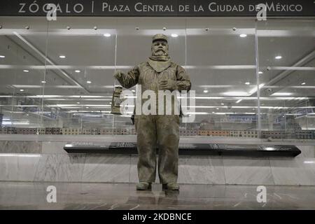 José Miguel Moctezuma, der als Don Ferro Ferrocarrilero bezeichnet wird, während einer Aufführung als lebende Statue in der Metrostation Zócalo in Mexiko-Stadt, die den Menschen, die die Eisenbahnschienen in Mexiko erstellt und gebaut haben, eine Hommage darstellt. (Foto von Gerardo Vieyra/NurPhoto) Stockfoto