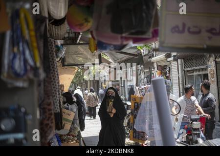 Eine verschleierte Iranerin geht am 7. Juni 2022 durch eine Gasse zum Shapour Bazaar (Markt) im Süden Teherans. (Foto von Morteza Nikoubazl/NurPhoto) Stockfoto