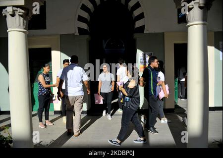 Kandidaten, die zur Sadykia-Highschool an der Kasbah in Tunis zurückkehren, um ihre Prüfungen zu bestehen. „Hundertvierunddreißigtausend, neunhundertfünfzig (134.950) Kandidaten bereiten sich auf die Prüfungen für die Hauptsitzung des Abitats von 2022 vor, Die beginnt am 8. Juni 2022“, sagte der Generaldirektor für Prüfungen dem Bildungsministerium am Mittwoch. Er erinnerte an die Bemühungen des Bildungsministeriums, die 2022 Bac erfolgreich zu organisieren. (Foto von Yassine Mahjoub/NurPhoto) Stockfoto