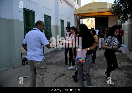 Kandidaten, die zur Sadykia-Highschool an der Kasbah in Tunis zurückkehren, um ihre Prüfungen zu bestehen. „Hundertvierunddreißigtausend, neunhundertfünfzig (134.950) Kandidaten bereiten sich auf die Prüfungen für die Hauptsitzung des Abitats von 2022 vor, Die beginnt am 8. Juni 2022“, sagte der Generaldirektor für Prüfungen dem Bildungsministerium am Mittwoch. Er erinnerte an die Bemühungen des Bildungsministeriums, die 2022 Bac erfolgreich zu organisieren. (Foto von Yassine Mahjoub/NurPhoto) Stockfoto