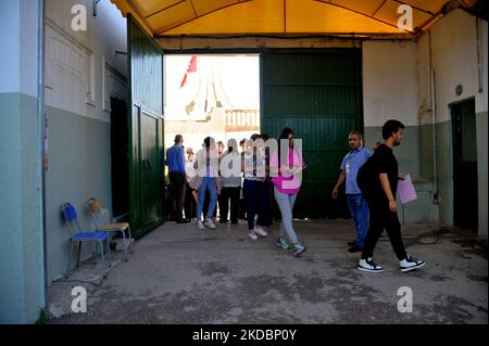 Kandidaten, die zur Sadykia-Highschool an der Kasbah in Tunis zurückkehren, um ihre Prüfungen zu bestehen. „Hundertvierunddreißigtausend, neunhundertfünfzig (134.950) Kandidaten bereiten sich auf die Prüfungen für die Hauptsitzung des Abitats von 2022 vor, Die beginnt am 8. Juni 2022“, sagte der Generaldirektor für Prüfungen dem Bildungsministerium am Mittwoch. Er erinnerte an die Bemühungen des Bildungsministeriums, die 2022 Bac erfolgreich zu organisieren. (Foto von Yassine Mahjoub/NurPhoto) Stockfoto