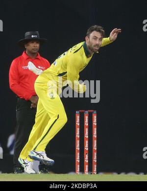 Glenn Maxwell Bowls in Australien beim zweiten Cricket-Spiel Twenty20 zwischen Sri Lanka und Australien im R. Premadasa Stadium in Colombo, Sri Lanka, am 08. Juni 2022. (Foto: Pradeep Dambarage/NurPhoto) Stockfoto