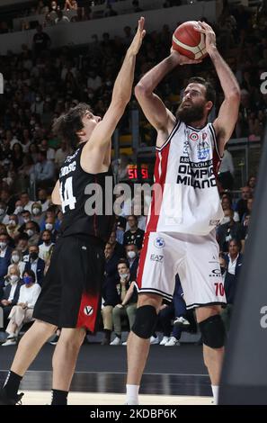 Luigi Datome (Armani Exchange Milano) (R) Milos Teodosic (Segafredo Virtus Bologna) während Spiel 1 der Finals der Meisterschaft Playoffs italienischen Basketball-Serie A1 Segafredo Virtus Bologna vs. Armani Exchange Olimpia Milano in der Segafredo Arena in Bologna, am 8. Juni 2022 (Foto von Michele Nucci/LiveMedia/NurPhoto) Stockfoto