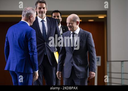 Bundeskanzler Olaf Scholz (R) trifft sich am 8. Juni 2022 zu einem Treffen mit dem Auswärtigen Presseverband (VAP) im Bundeskanzleramt in Berlin. (Foto von Emmanuele Contini/NurPhoto) Stockfoto