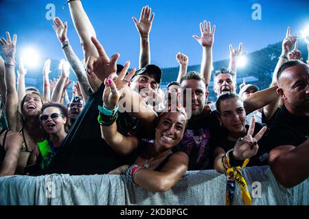 Fans, Fans von Vasco Rossi während des italienischen Sängermusikkonzerts Vasco Rossi - Nonstop Live 2022 Tour am 07. Juni 2022 im Diego Armando Maradona Stadion in Neapel, Italien (Foto von Alfonso Maria Salsano/LiveMedia/NurPhoto) Stockfoto