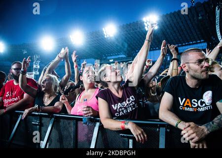 Fans, Fans von Vasco Rossi während des italienischen Sängermusikkonzerts Vasco Rossi - Nonstop Live 2022 Tour am 07. Juni 2022 im Diego Armando Maradona Stadion in Neapel, Italien (Foto von Alfonso Maria Salsano/LiveMedia/NurPhoto) Stockfoto