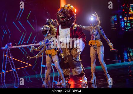 Köln, Deutschland. 05.. November 2022. Die Figur 'The Mole' steht im Finale der ProSieben-Show 'The Masked Singer' auf der Bühne. Quelle: Rolf Vennenbernd/dpa/Alamy Live News Stockfoto