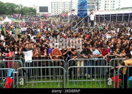 Zuschauer besuchen am 9. Juni 2022 die Pokaltour der FIFA-Weltmeisterschaft im Stadion der Bangladesh Army in Dhaka, Bangladesch. Die Trophäen-Tour der FIFA-Weltmeisterschaft in Bangladesch findet vom 08. Bis 09. Juni 2022 statt (Foto: Mamunur Rashid/NurPhoto) Stockfoto