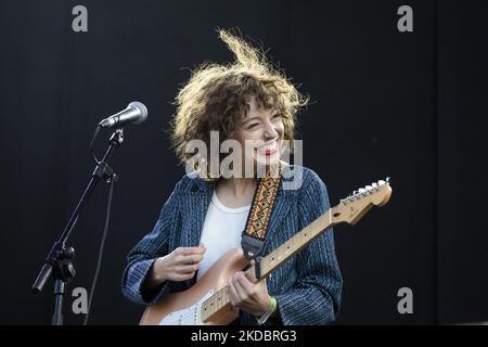 Stella Donnelly singt auf der Nos-Bühne, am ersten Tag des Nos Primavera Sound Porto Festivals, am 9. Juni 2022, Porto, Portugal. Erster Tag des Festivals NOS Primavera Sound Porto, das im Stadtpark in Porto auf 5 verschiedenen Bühnen in einer Auflage von 3 aufeinanderfolgenden Tagen stattfindet, die vom 9.. Juni bis zum 11.. Juni 2022 beginnt. (Foto von Rita Franca/NurPhoto) Stockfoto