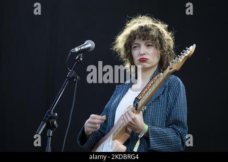 Stella Donnelly singt auf der Nos-Bühne, am ersten Tag des Nos Primavera Sound Porto Festivals, am 9. Juni 2022, Porto, Portugal. Erster Tag des Festivals NOS Primavera Sound Porto, das im Stadtpark in Porto auf 5 verschiedenen Bühnen in einer Auflage von 3 aufeinanderfolgenden Tagen stattfindet, die vom 9.. Juni bis zum 11.. Juni 2022 beginnt. (Foto von Rita Franca/NurPhoto) Stockfoto