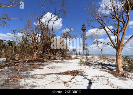 Sanibel Island, FL, USA--10/06/2022--der Leuchtturm von Sanibel Island ist umgeben von Schäden und Trümmern durch den Turkane Ian. Jocelyn Augustino/FEMA Stockfoto