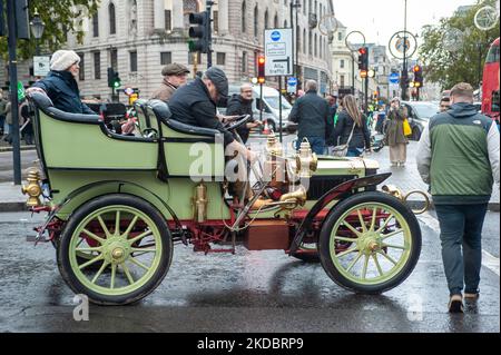 London, Großbritannien. 5.. November 2022. Veteran, vor dem ersten Weltkrieg, fahren Autos am Trafalgar Square am Vorabend des London zum Brighton Veteran Car Run vorbei. Kredit: JOHNNY ARMSTEAD/Alamy Live Nachrichten Stockfoto