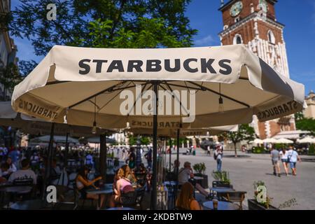 Starbucks Coffee Shop Sommergarten auf dem Hauptplatz in Krakau, Polen am 6.. Juni 2022. (Foto von Beata Zawrzel/NurPhoto) Stockfoto