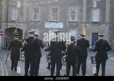 Die Drums and Fries Band in der frühen Morgensonne. Der Hawick Common Riding ist der erste der Border Common Ridings und feiert sowohl die Eroberung einer englischen Flagge durch die Jugend von Hawick beim militärischen Scharmützel von Hornshole im Jahr 1514 als auch den alten Brauch, die Märsche oder Grenzen des gemeinsamen Landes in Hawick zu reiten, VEREINIGTES KÖNIGREICH. 10.Jun.2022. (Foto von Rob Gray/NurPhoto) Stockfoto