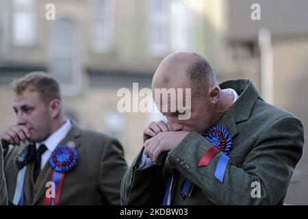 Ein Fahrer nimmt am Morgen des gemeinsamen Reitens an Schnupftabak Teil. Der Hawick Common Riding ist der erste der Border Common Ridings und feiert sowohl die Eroberung einer englischen Flagge durch die Jugend von Hawick beim militärischen Scharmützel von Hornshole im Jahr 1514 als auch den alten Brauch, die Märsche oder Grenzen des gemeinsamen Landes in Hawick zu reiten, VEREINIGTES KÖNIGREICH. 10.Jun.2022. (Foto von Rob Gray/NurPhoto) Stockfoto