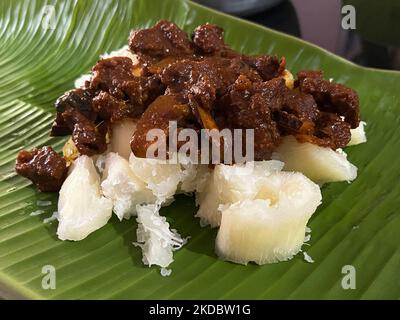 Am 30. Mai 2022 wurde in Thiruvananthapuram (Trivandrum), Kerala, Indien, Rindfleisch und Tapioka im Kerala-Stil auf einem Bananenblatt serviert. (Foto von Creative Touch Imaging Ltd./NurPhoto) Stockfoto